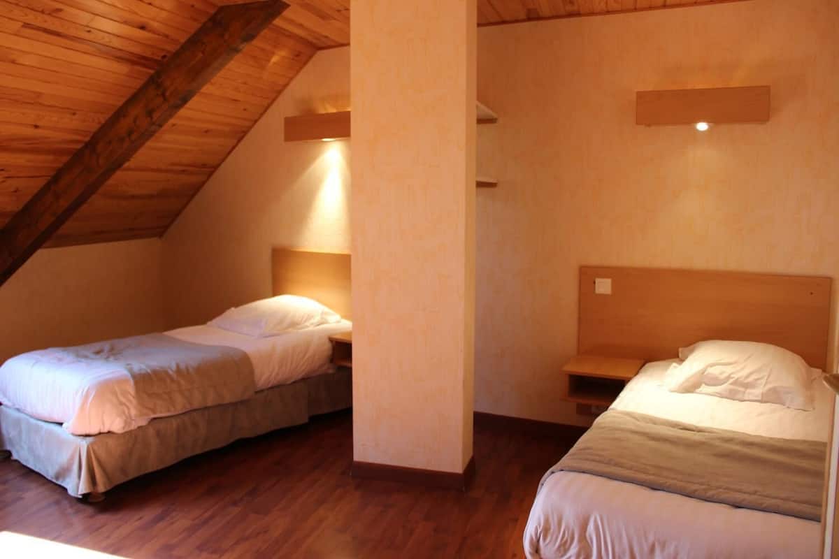 desk, soundproofing, rollaway beds, free wifi