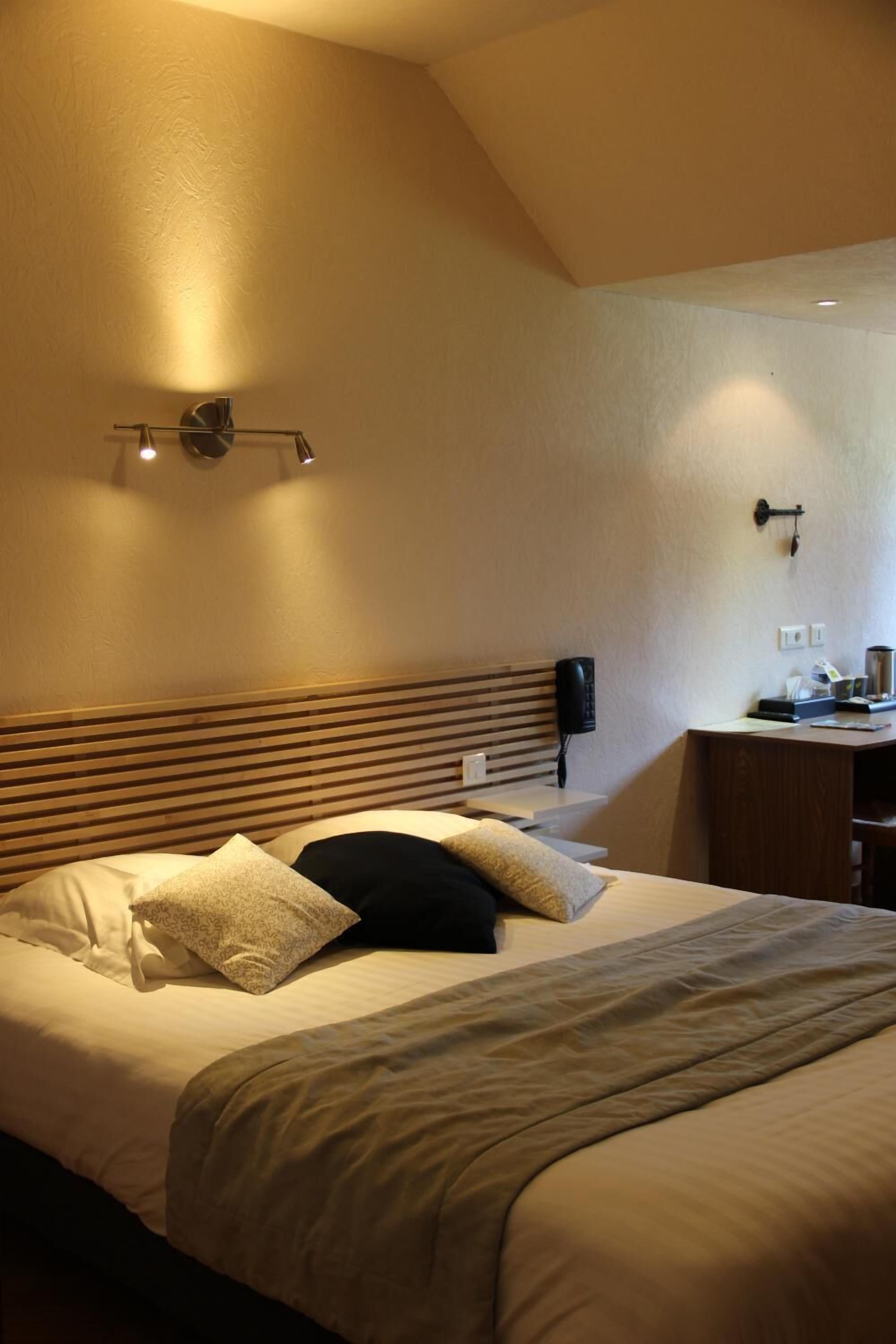 desk, soundproofing, rollaway beds, free wifi