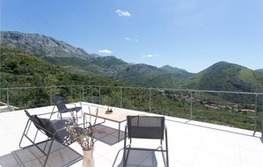 Terrace/patio - Nice home in Zrnovnica (Zrnovnica)