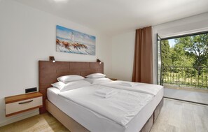 4 bedrooms, in-room safe, travel cot, free WiFi - Beautiful home in Omis with sauna (Omis)