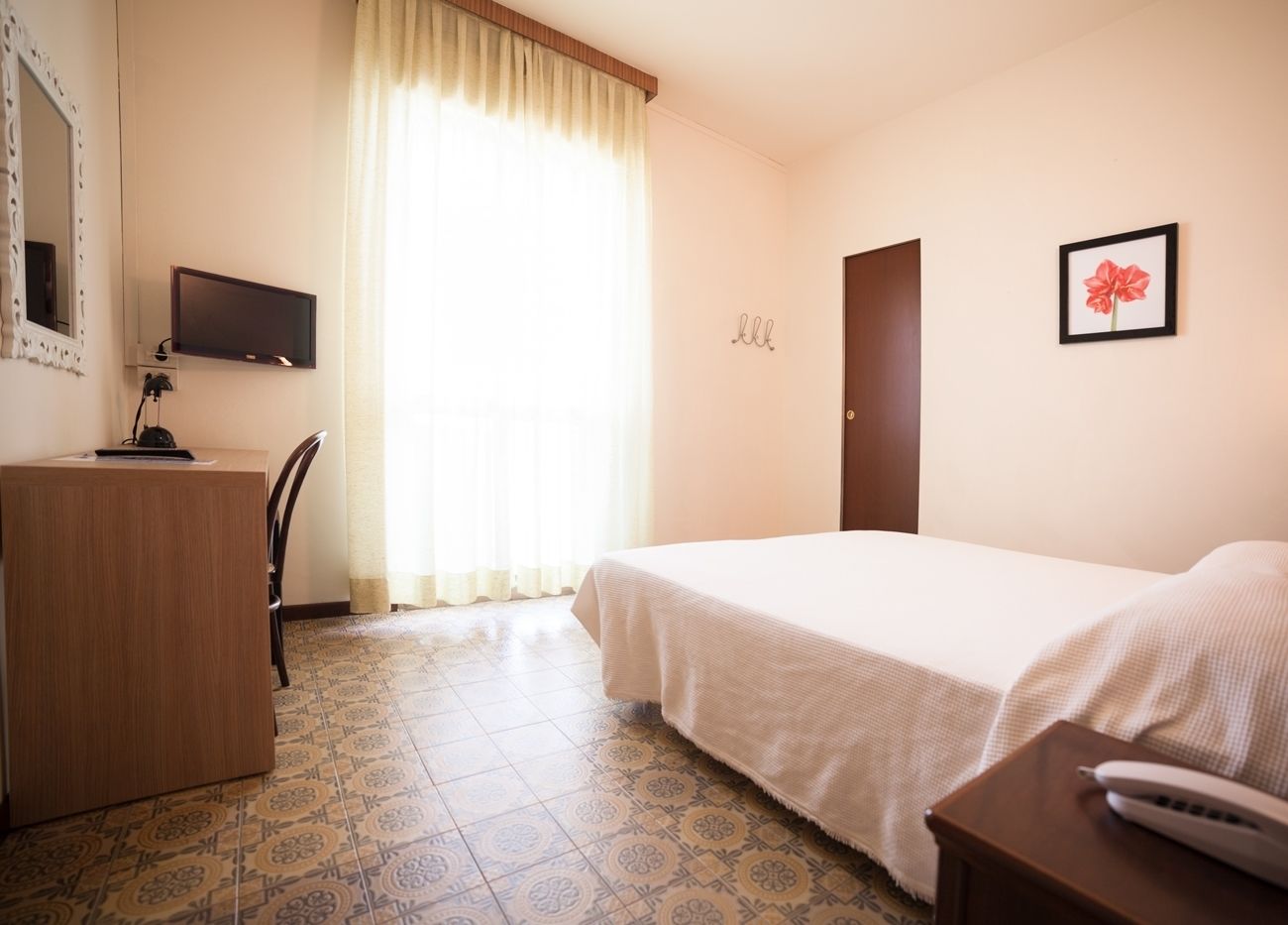 Caja de seguridad en la habitación, escritorio y wifi gratis 