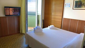 Chambre double ou avec lits jumeaux, balcon, vue sur la mer | Coffre-fort, bureau, accès au Wi-Fi (inclus), literie fournie