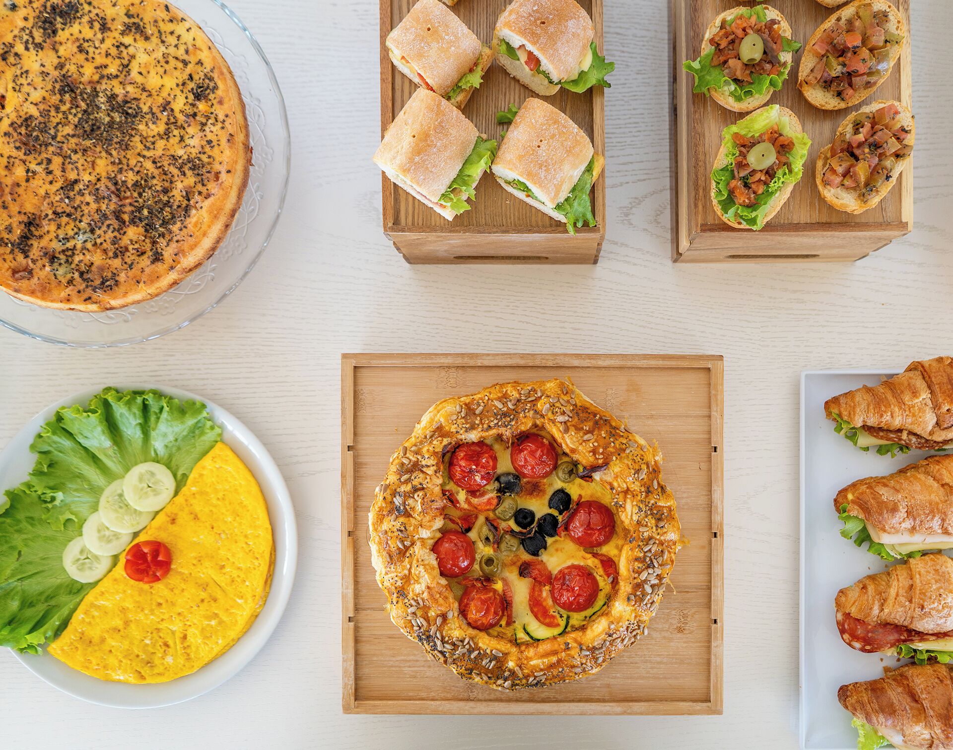 Diversos alimentos, como pizza, sándwiches y una ensalada.