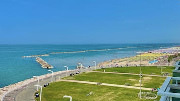 Doppel- oder Zweibettzimmer, Balkon, Meerblick | Blick vom Balkon