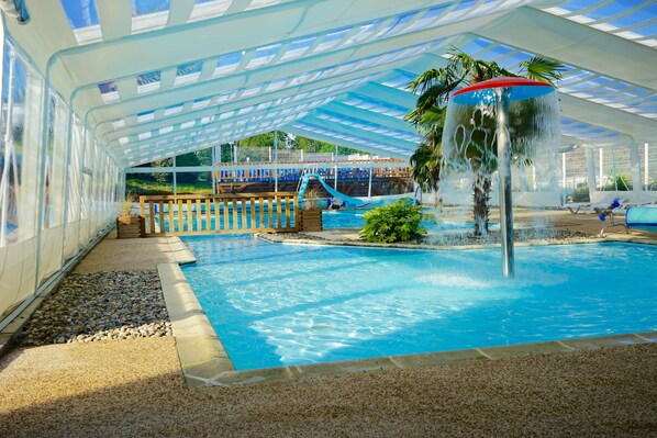 Piscine couverte, piscine extérieure (ouverte en saison)