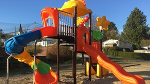 A playground with multiple slides and climbing structures. - Camping la kilienne (Warlincourt-lès-Pas)