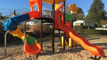 Zona de jocs infantil: a l'aire lliure
