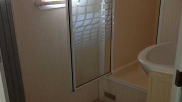 Standard Mobile Home | Bathroom | Towels
