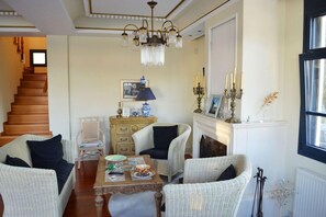 Villa de lujo, 4 habitaciones, piscina privada (Olive grove) | Zona de estar | Una televisión de pantalla plana, un reproductor de DVD