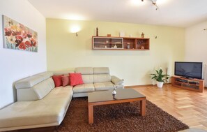 Smart TV, fireplace, ping pong