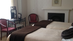 Standard Twin Room | WiFi (free), bed sheets - Avon Guest House (Bath)