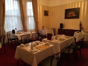 Desayuno inglés todos los días (GBP 7.50 por persona) 