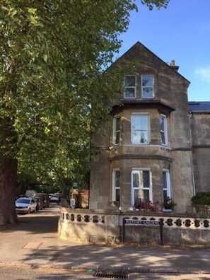 Vista frontal de la propiedad