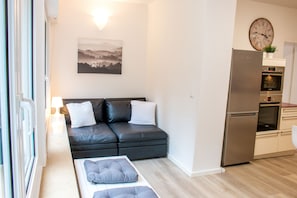 Ferienwohnung 4 im Erdgeschoss mit Garten | Eigene Küche | Großer Kühlschrank, Mikrowelle, Ofen, Herdplatte