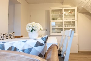 Ferienwohnung 3 im Dachgeschoss mit Gartenzugang | Eigene Küche | Großer Kühlschrank, Mikrowelle, Ofen, Herdplatte