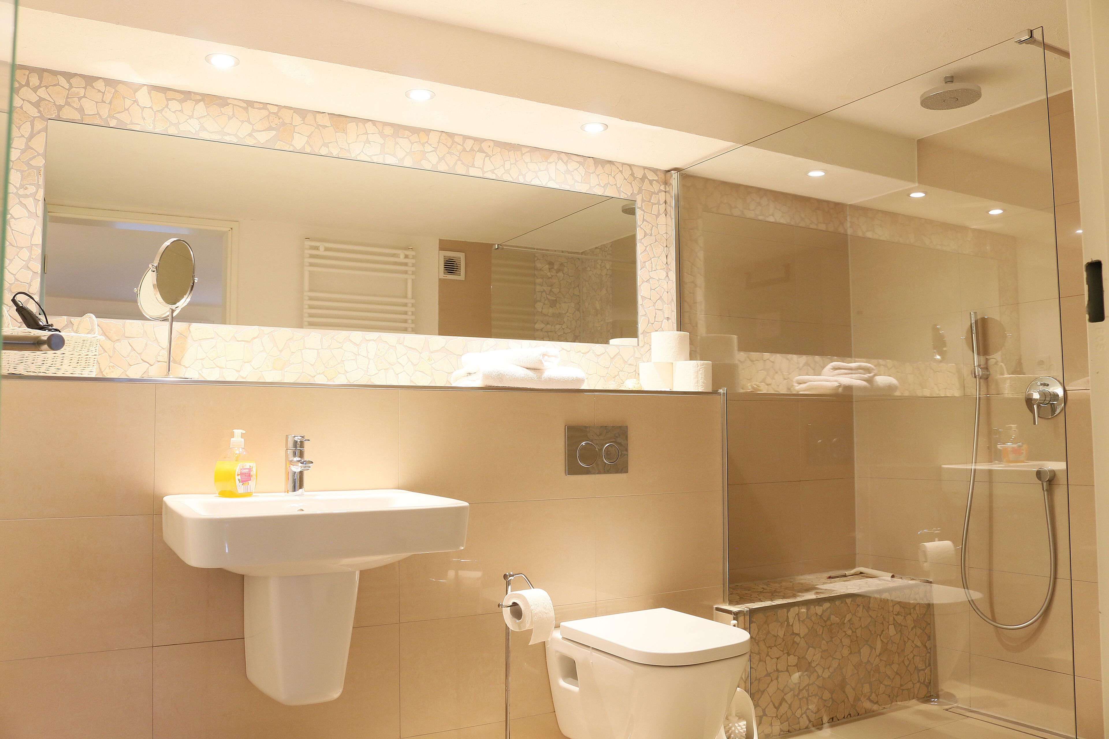 Apartment 2 with idyllic garden location | Bathroom | Free toiletries, hair dryer, bathrobes, slippers