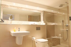 Apartment 2 with idyllic garden location | Bathroom