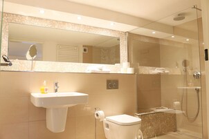 Ferienwohnung 2 mit idyllischer Gartenlage | Badezimmer | Kostenlose Toilettenartikel, Haartrockner, Bademäntel, Hausschuhe