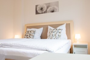 Condo, cozinha, no piso térreo | Roupas de cama premium, individualmente mobiliados, escrivaninha