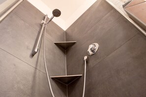 Ferienwohnung 4 im Erdgeschoss mit Garten | Badezimmer | Kostenlose Toilettenartikel, Haartrockner, Bademäntel, Hausschuhe