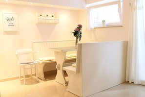 Ferienwohnung 2 mit idyllischer Gartenlage | Essbereich im Zimmer