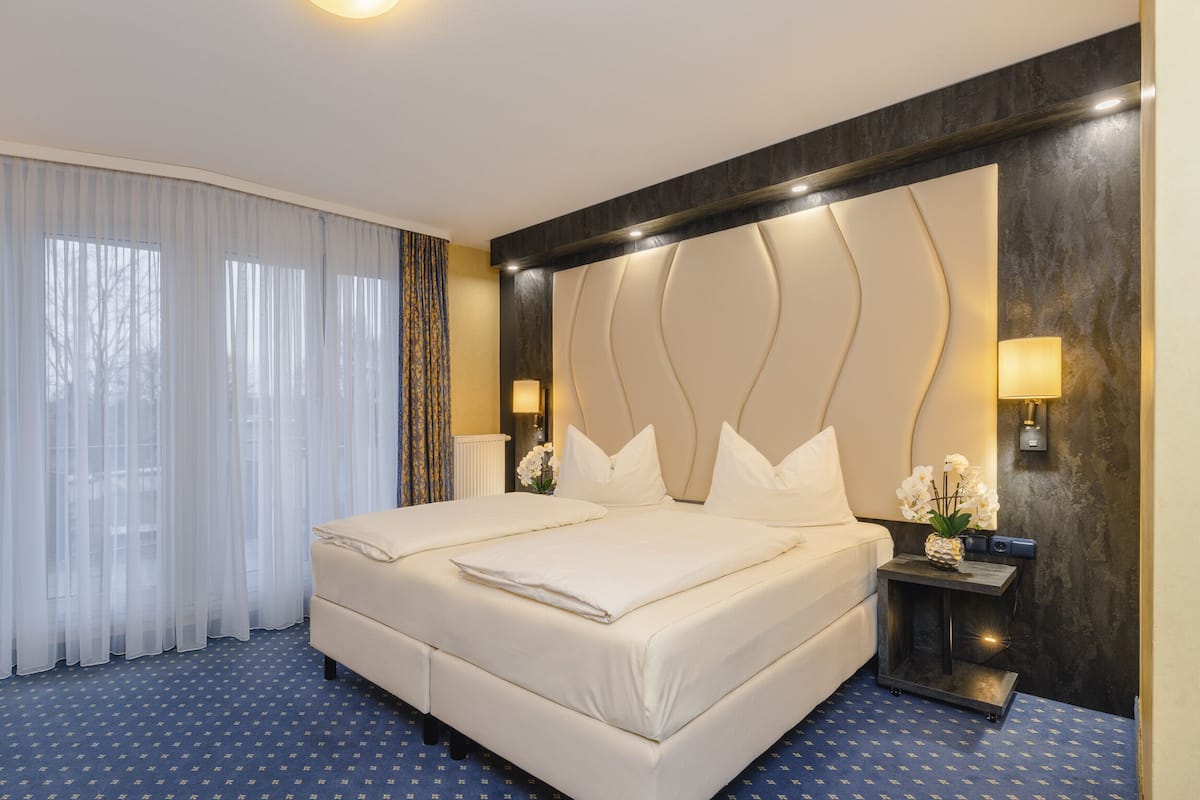 standard double room | 1 bedroom, hypo-allergenic bedding, in-room safe, desk