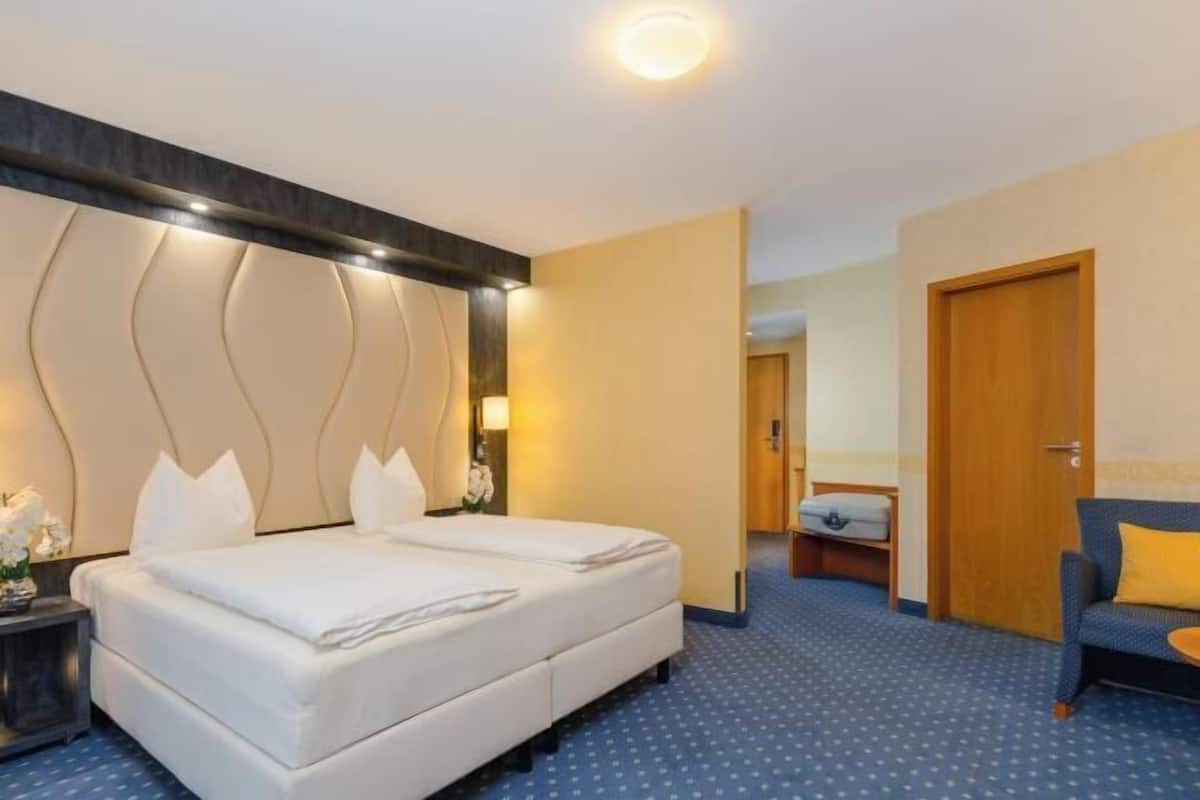 Hypo-allergenic bedding, in-room safe, desk, soundproofing