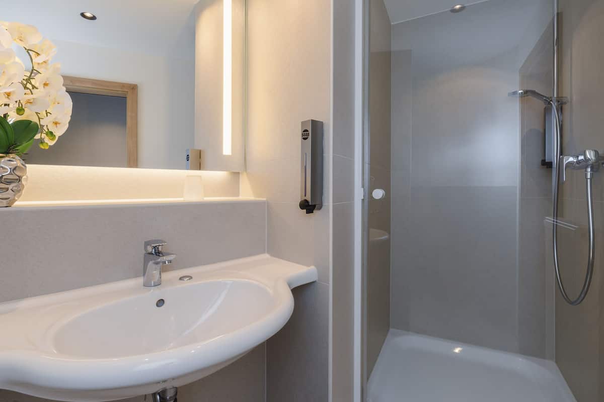 standard single room | bathroom | free toiletries, hair dryer, towels, soap