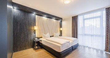 防过敏的被褥、客房内保险箱、办公桌、隔音