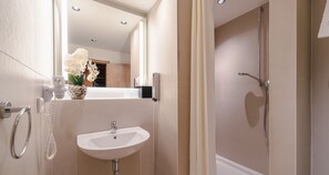 Comfort-dobbeltværelse | Badeværelse | Gratis toiletartikler, hårtørrer, håndklæder, Sæbe