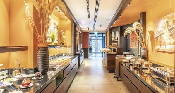 Daily buffet breakfast (EUR 17.00 per person) - PLAZA INN Köln Pulheim (Pulheim)
