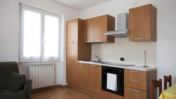 Horno, cafetera y tetera, tetera eléctrica y utensilios de cocina