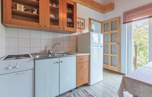 Kjøleskap, kokeplater og kaffetrakter/tekoker