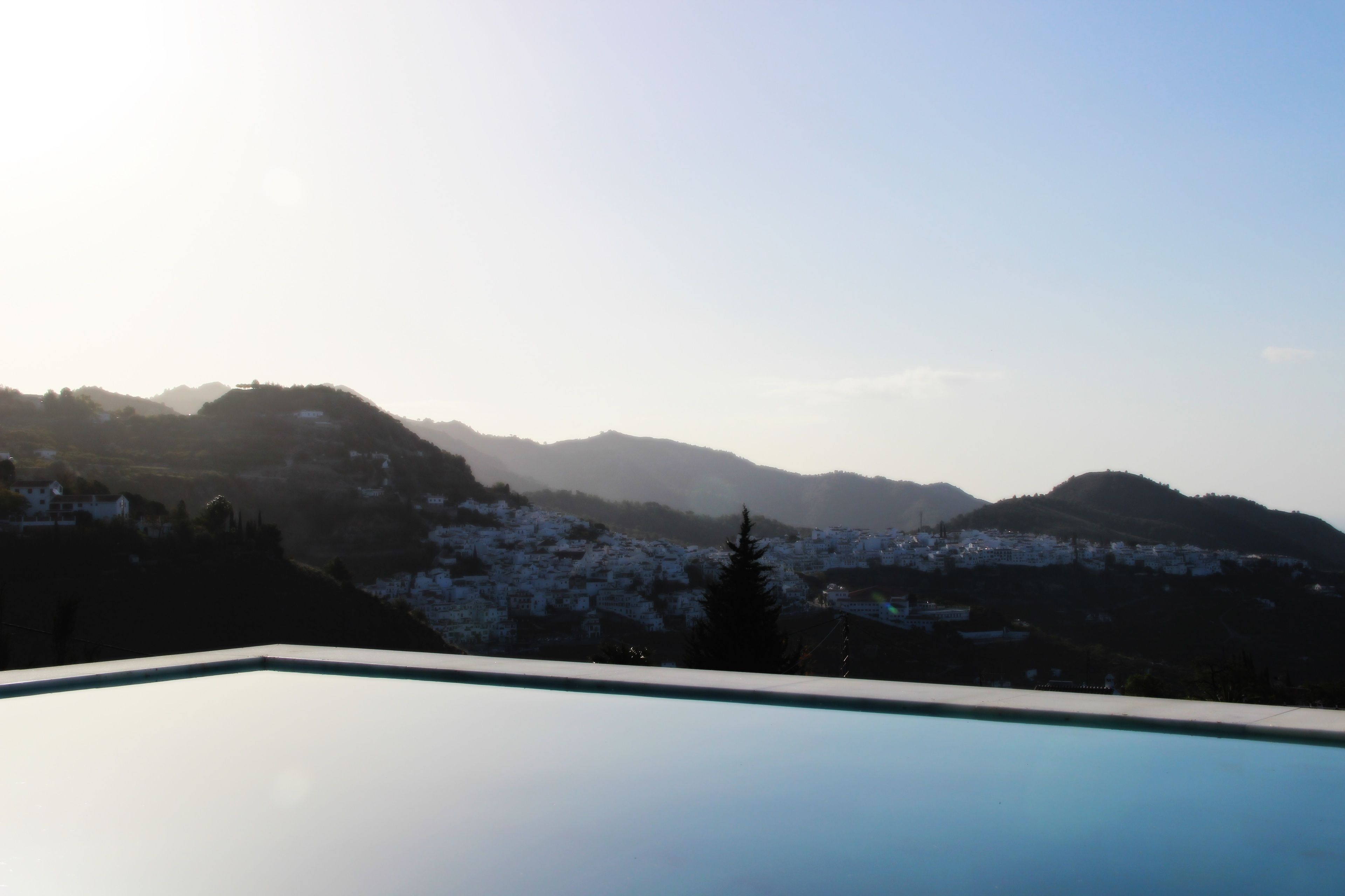 สระว่ายน้ำกลางแจ้ง