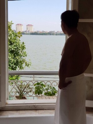 Kamar Triple Deluks | Kamar mandi | Shower, perlengkapan mandi gratis, pengering rambut, dan sandal