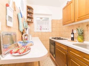 Kühlschrank, Mikrowelle, Ofen, Herdplatte