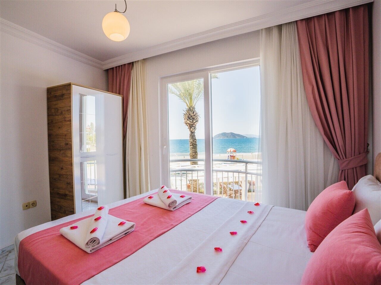 Caja de seguridad en la habitación y escritorio 