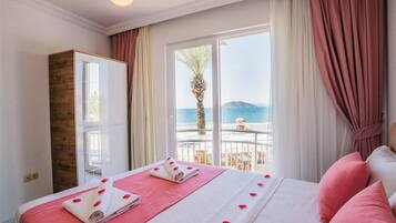 Departamento, 3 habitaciones | Caja de seguridad en la habitación y escritorio