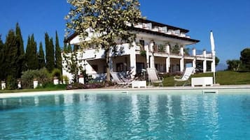 Außenpool (je nach Saison geöffnet)