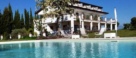 Piscine extérieure (ouverte en saison)