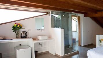 Minibar, Schreibtisch, kostenlose Babybetten, kostenloses WLAN