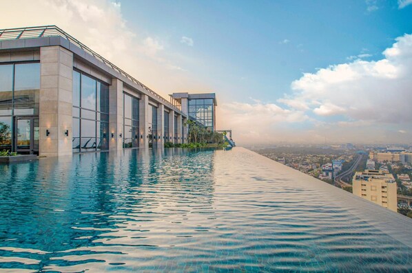 Una piscina cubierta, una piscina al aire libre