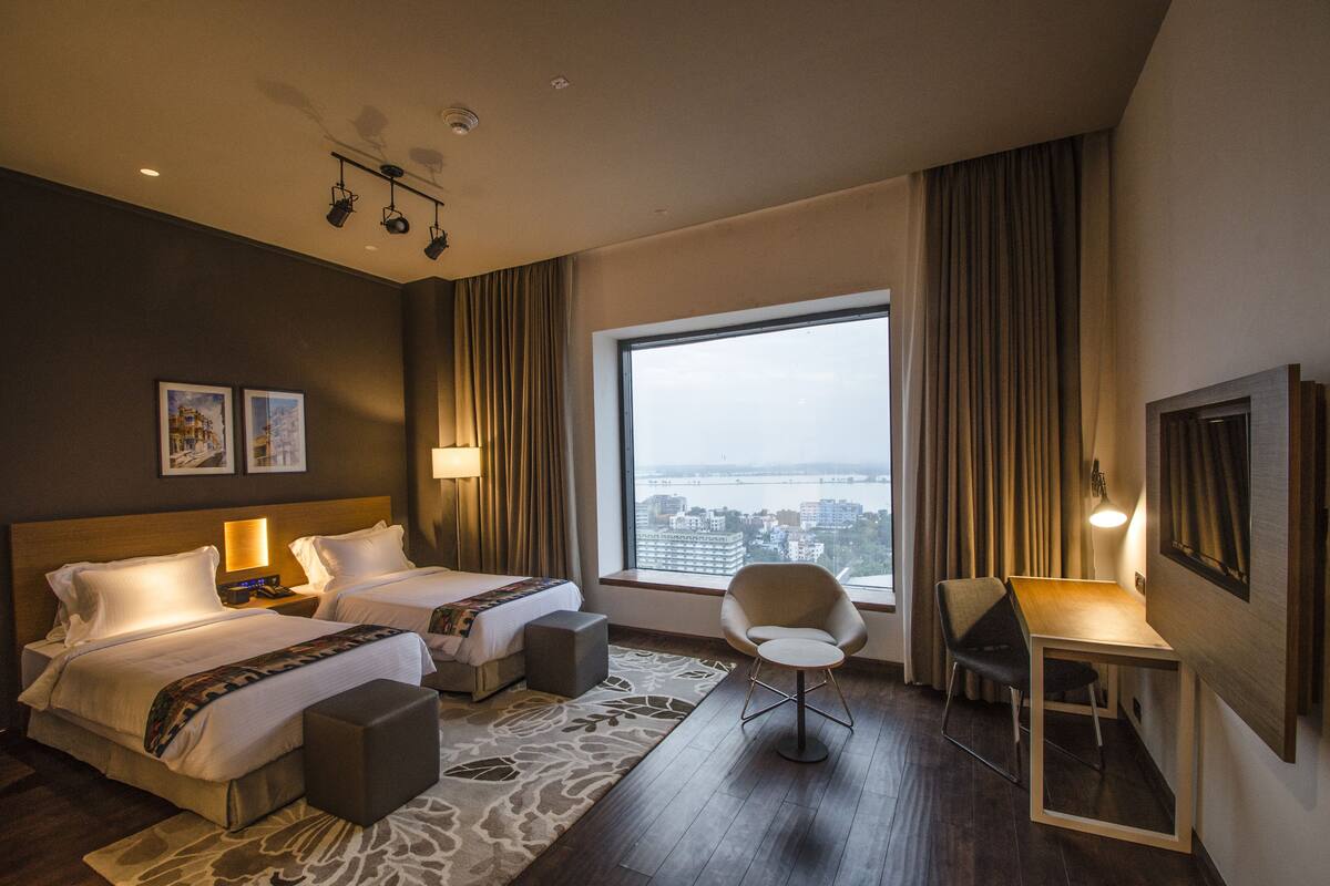 Chambre Affaires double ou avec lits jumeaux, 1 chambre, vue sur le lac | Minibar, coffre-fort, bureau, système d’insonorisation
