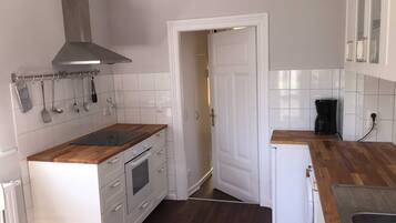 KĂŒhlschrank, Mikrowelle, Ofen, GeschirrspĂŒler