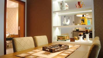 Apartamento, 2 banheiros, no jardim | Opções para refeição no quarto