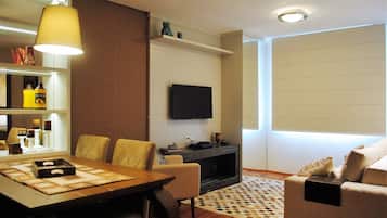 Apartamento, 2 banheiros, no jardim | Área de estar | TV LCD 40 polegadas com canais a cabo, TV