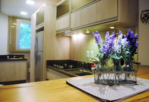 公寓, 2 間浴室, 花園 | 私人小型廚房 | 大型冰箱、微波爐、爐台、咖啡機/沖茶器