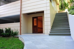 Un bâtiment moderne avec un escalier menant à l’entrée.