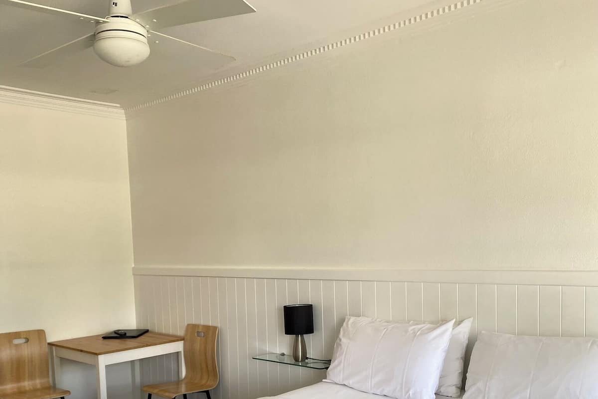 Queen Room | WiFi (free), bed sheets