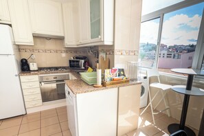 Refrigerador con congelador, microondas, horno y parrilla de estufa 